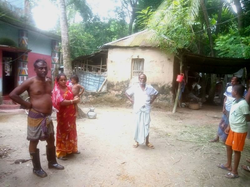 যশোরের মণিরামপুর উপজেলার জালালপুর গ্রামের ঘোষপাড়ায় গতকাল পলাশ ঘোষের বাড়িতে হামলা ও লুটপাটের ঘটনা ঘটে। আজ সকালে তোলা